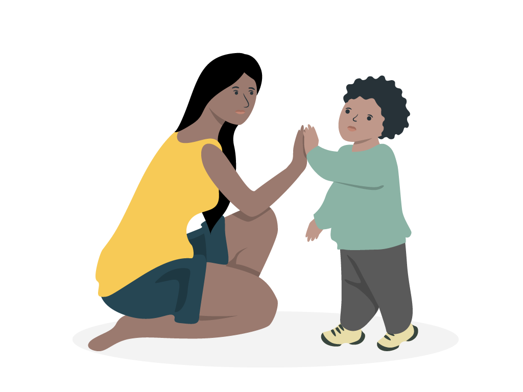 Eine Mutter kniet vor ihrem Kind und beide halten die Handflächen einer Hand aneinander.