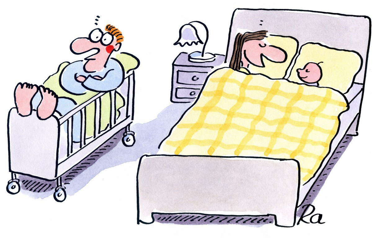 Mutter liegt glücklich schlafend mit Baby im Ehebett. Vater liegt wach im Kinderbett, Arme verschränkt, Füße schauen über das Gitter.